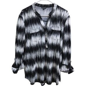 Ava & Grace Women's Xtra Large Top Black/White V Neck 4 Button Career Casual